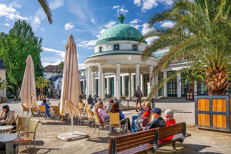 Street café on the Brunnenhof with spring temple and Wandelhalle, spa town of Bad Pyrmont, Lower Saxony state spa, Emmer, Emmertal, Weserbergland, Lower Saxony, Germany, Europe
