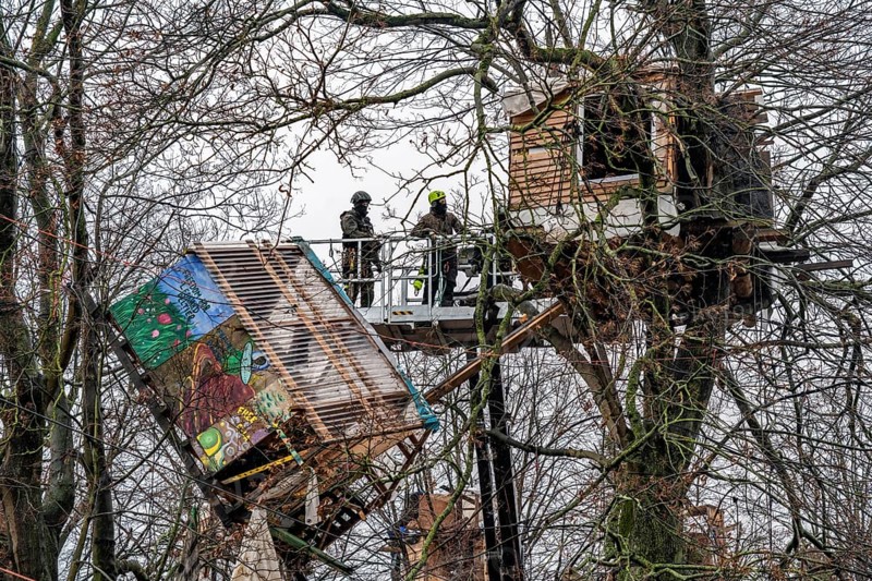 2nd day of the clearing of the hamlet Lützerath, by the police, of tree houses and huts, of climate activists, at the opencast lignite mine Garzweiler 2, Erkelenz, North Rhine-Westphalia, Germany, Europe