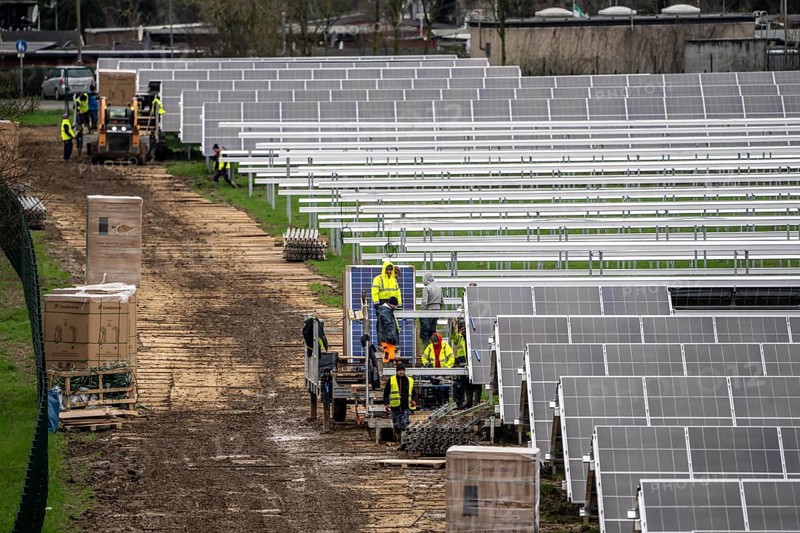 Construction of a solar park in Neukirchen-Vluyn, over 10, 000 solar modules will be installed on 4.2 hectares, which will then generate 6 million kilowatt hours per year, North Rhine-Westphalia, Germany, Europe
