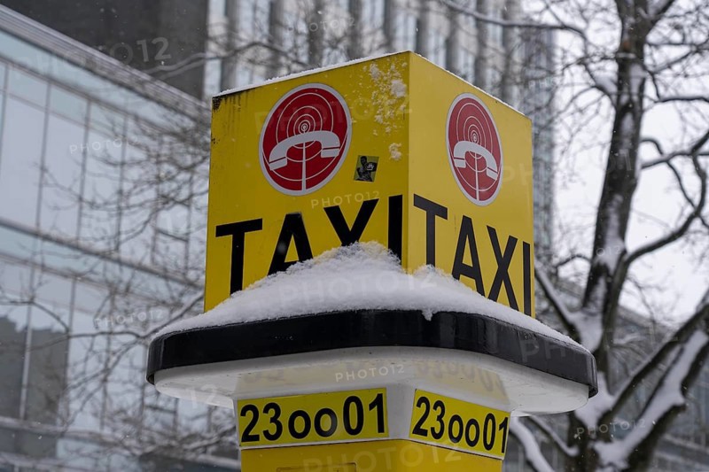 Winter in the city, snow-covered taxi call pillar, Gallusanlage, Frankfurt am Main, Hesse, Germany, Europe