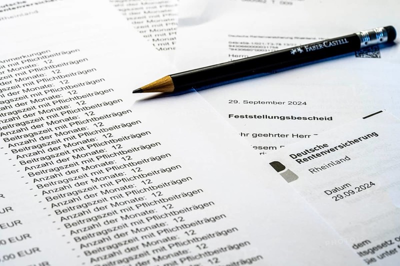 Symbolic image pension, pension information, assessment notice on contributions made to the statutory pension insurance and expected pension on reaching retirement age, notification from the German Pension Insurance to an insured person