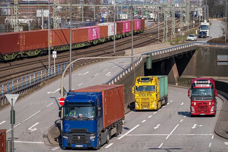 Port of Hamburg, Waltershofer Hafen, goods train with containers brings and collects freight containers to and from HHLA Container Terminal Burchardkai, container lorry, Hamburg, Germany, Europe