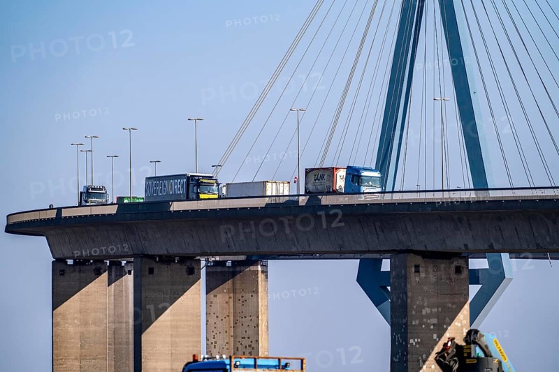 The Köhlbrand Bridge in the port of Hamburg, spans the 325 m wide Köhlbrand, an arm of the Süderelbe, the bridge is over 3600 metres long, 53 metres above the water, piers 135 m high, more than 30, 000 vehicles use the B3 bridge daily, important connection to the port, it is dilapidated, is to be rebuilt, Hamburg, Germany, Europe