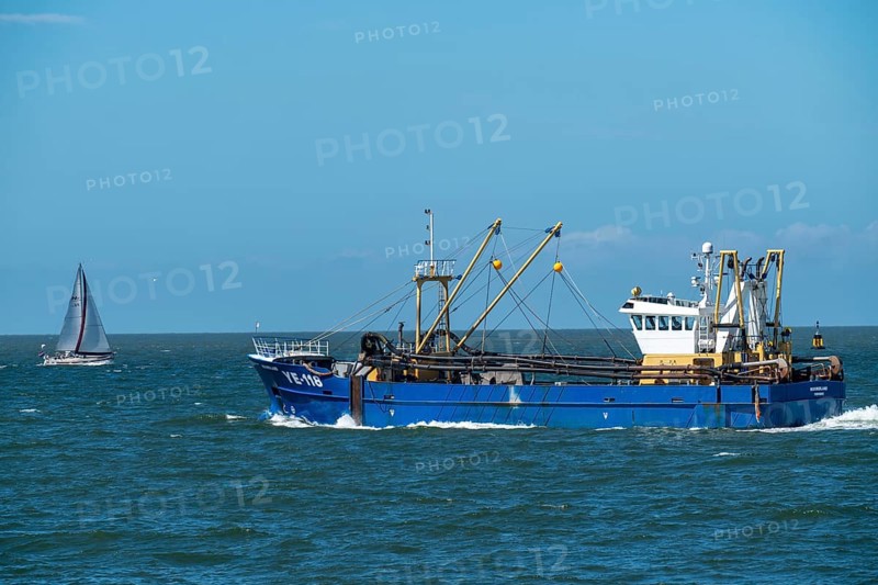Mussel dredger YE-118, owned by the Dutch fishing cooperative Noordland BV, dredges mussels from the seabed, here near Westkapelle, province of Zeeland, Walcheren peninsula, Netherlands