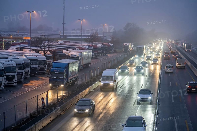 Heavy traffic on the A2 at the Bottrop-Süd service area, overcrowded lorry parking in the evening, Bottrop, North Rhine-Westphalia, Germany, Europe