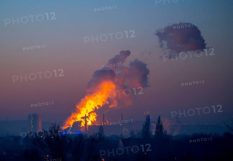 Prosper Haniel coking plant, discharge plume and gas flare in front of the Beckstrasse slagheap, with the tetrahedron, Bottrop, Germany, Europe