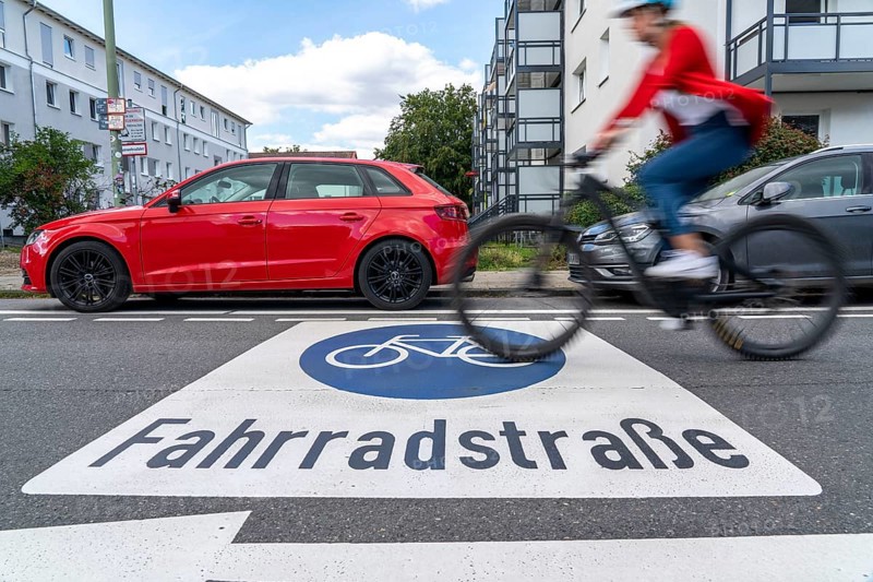 Bicycle road, cyclists have priority over car traffic, new cycle routes through Essen, here in the Rüttenscheid district, Kahrstrasse, part of the requirements of the clean air plan, against driving bans, Essen, North Rhine-Westphalia, Germany, Europe