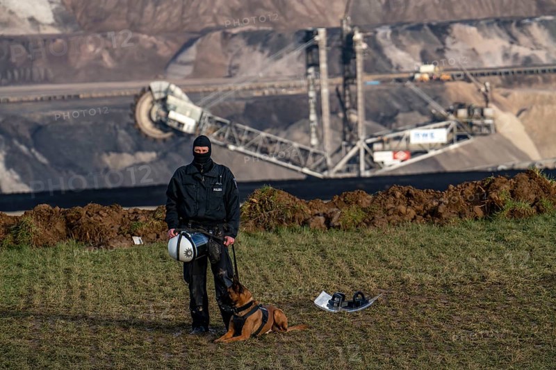 Beginning of the eviction of the Lützerath hamlet, camp of climate activists and squatters, at the Garzweiler 2 opencast lignite mine, by the police, Erkelenz, North Rhine-Westphalia, Germany, Europe