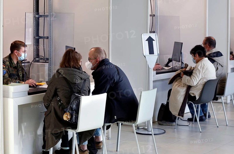 Bundeswehr soldiers help with the registration of vaccinees in front of their booster vaccination against Covid 19 at the Schönefeld vaccination centre, 03.12.2021