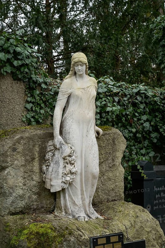 Female figure, mourning figure, grave, Zehlendorf cemetery, Onkel-Tom-Straße, Zehlendorf, Berlin, Germany, Europe