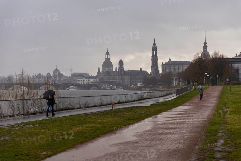 Rainy weather in Dresden's old town. Due to the heavy rainfall, river levels rise again in Saxony and flooding occurs. New Terrace at the Congress Centre, Dresden, Saxony, Germany, Europe