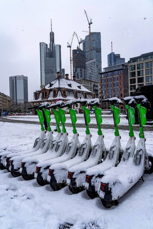 Winter, Hauptwache, snow-covered, e-scooter, by On Lime Uber, snowfall, construction site of the FOUR construction project, 4 high-rise towers at Roßmarkt in Frankfurt am Main, will be up to 228 metres high, with 59 floors, used as office buildings, flats, hotel and restaurants, Hesse, Germany, Europe