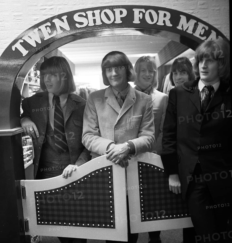 DEU, Germany, Dortmund: Personalities from politics, business and culture from the 1950s Dortmund. Musicians from the famous group The Lords performing in the Westenhellweg shopping street in 1965. Shopping in a fashion shop, Europe