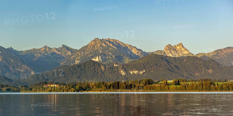Panorama over the Hopfensee, Ostallgäu, behind it the Tannheimer mountains with the Aggenstein, 1986m, Allgäu, Bavaria, Germany, Europe