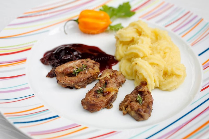Swabian cuisine, sour kidneys with parsley root and mashed potatoes, mashed potatoes, offal, pork kidneys, sour kidneys arranged on a plate, grandmother's cooking, regional, home cooking, typical Swabian, traditional cuisine reinterpreted, food photography, studio, Germany, Europe