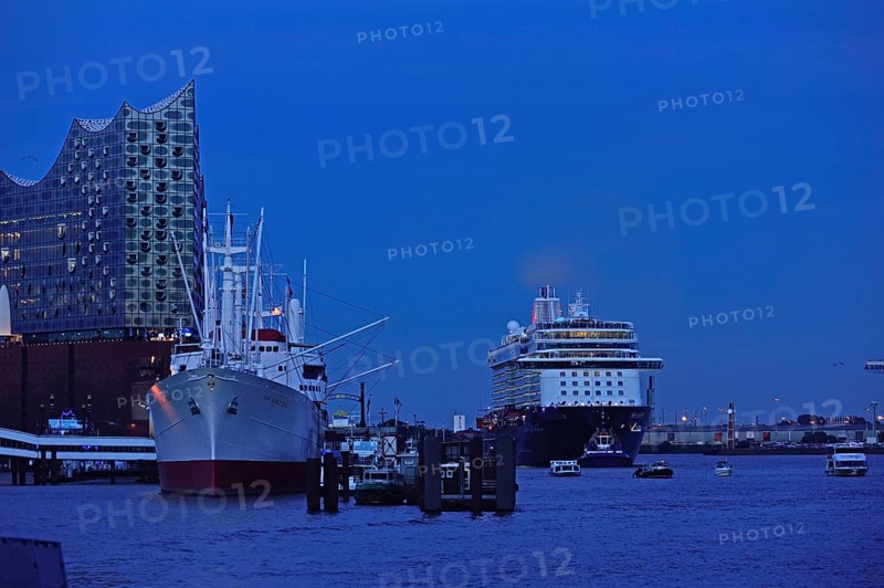 Germany, Hamburg, HafenCity, view to Elbe Philharmonic Hall, Hamburg's new concert hall, glass facade, museum ship Cap San Diego, former cargo ship, Mein Schiff 6, evening light, Hamburg, Hamburg, Federal Republic of Germany, Europe