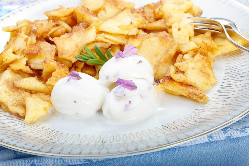 Swabian cuisine, apple crisp with lavender ice cream, served, pancake with apple, pancake, cinnamon, lavender, dessert, dessert, typical Swabian, home cooking, traditional cuisine, food photography, studio, Germany, Europe