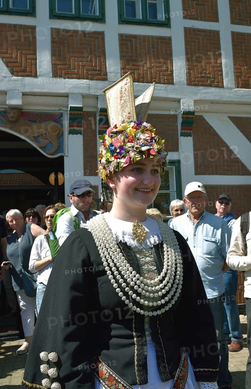 Deutschland, Niedersachsen, Jork, junge Frau in Tracht