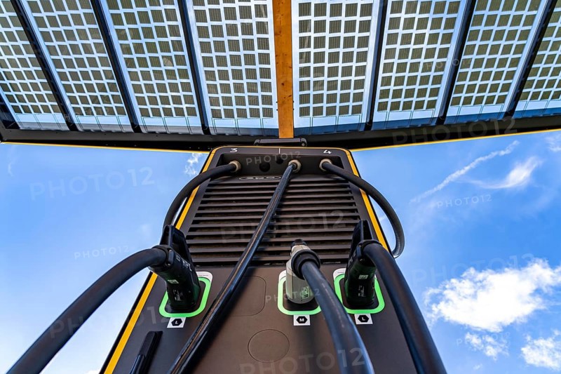 E-fuelling station on the site of the former Lohberg colliery in Dinslaken, 4 300 kW fast-charging columns, from the provider Fastend, the charging current comes from renewable energies, part of it from the photovoltaic roof of the e-fuelling station, North Rhine-Westphalia, Germany, Europe