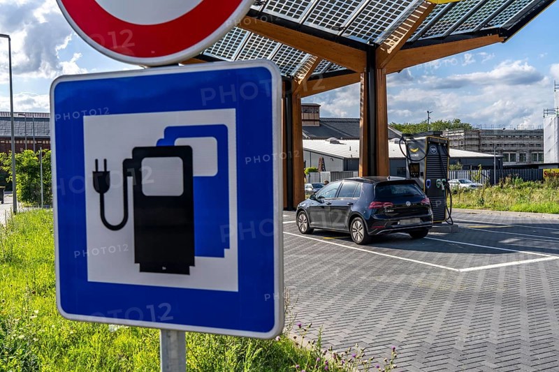 E-fuelling station on the site of the former Lohberg colliery in Dinslaken, 4 300 kW fast-charging columns, from the provider Fastend, the charging current comes from renewable energies, part of it from the photovoltaic roof of the e-fuelling station, North Rhine-Westphalia, Germany, Europe