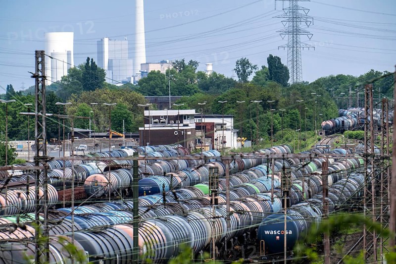 Gelsenkirchen Bismarck marshalling yard, goods trains are assembled and shunted here, tank wagons for transporting chemicals and mineral oil products, in the background the STEAG combined heat and power plant in Herne, North Rhine-Westphalia, Germany, Europe
