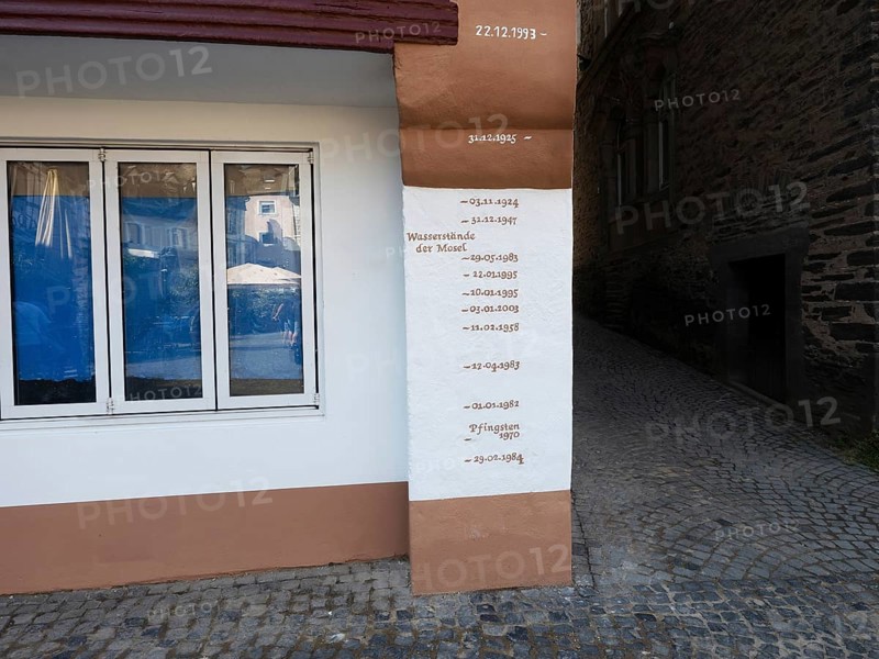 Flood level display of the Moselle in Bernkastel, Rhineland-Palatinate, Germany, Europe