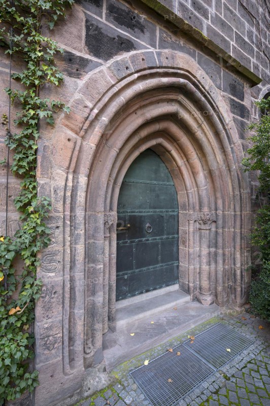 Pointed arched, stepped entrance portal, west entrance to St Klara Church, Königstraße 66, Nuremberg, Middle Franconia, Bavaria, Germany, Europe