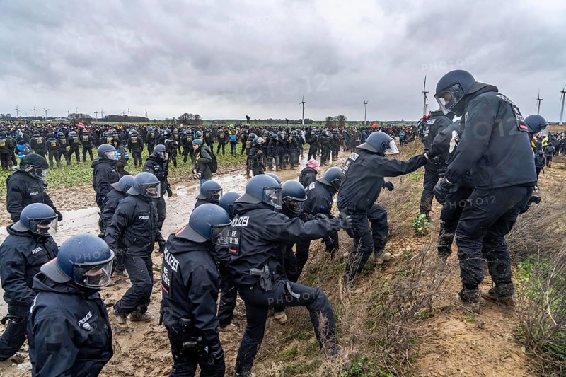 Violent clashes between thousands of demonstrators and the police, after a demonstration against the demolition of the brown coal village of Lützerath, the demonstration participants try to get to the rest of the village, Lützerah, and storm it, the police prevent this with a large contingent of forces, Erkelenz, North Rhine-Westphalia, Germany, Europe