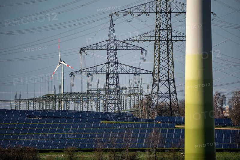 Part of a new line route, 380 KV extra-high-voltage line between Osterath and Gohr, 6-hectare solar park on a disused landfill site near Gohr-Broich, Dormagen, wind turbines, transformer station, North Rhine-Westphalia, Germany, Europe