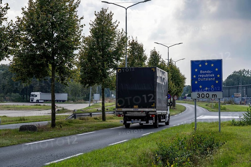 The so-called Green Border, at the former border crossing Schwanenhaus, between Germany and the Netherlands, between Velo and Nettetal, first day of increased border controls against irregular migration, traffic runs normally as usual, North Rhine-Westphalia, Germany, Europe