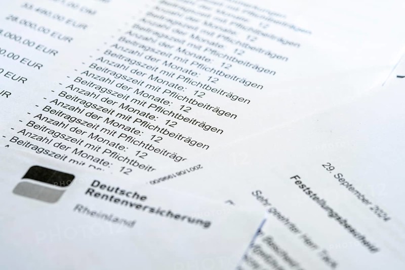 Symbolic image pension, pension information, assessment notice on contributions made to the statutory pension insurance and expected pension on reaching retirement age, notification from the German Pension Insurance to an insured person
