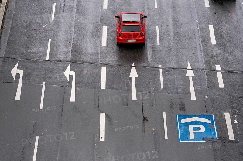 City centre road, 5 lanes at a traffic light junction, for different directions of travel, North Rhine-Westphalia, Germany, Europe