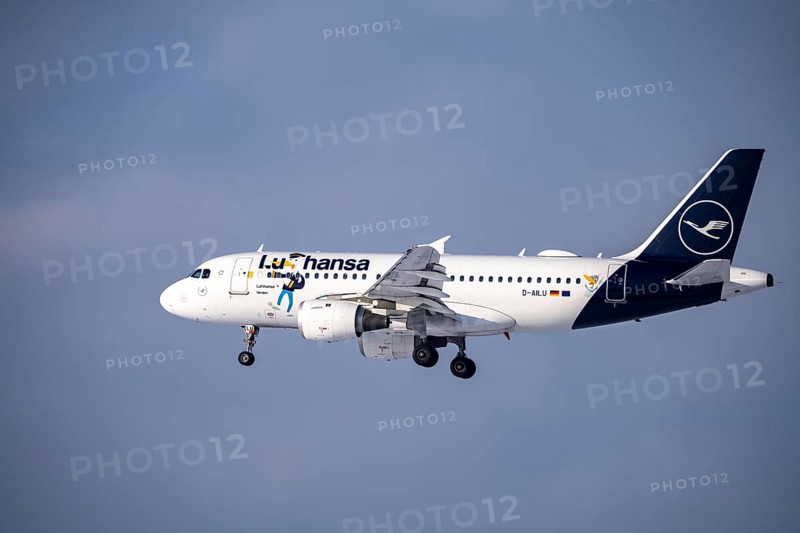 Lufthansa Airbus A310-100, landing approach to Frankfurt FRA airport, Fraport, in winter, Hesse, Germany, Europe