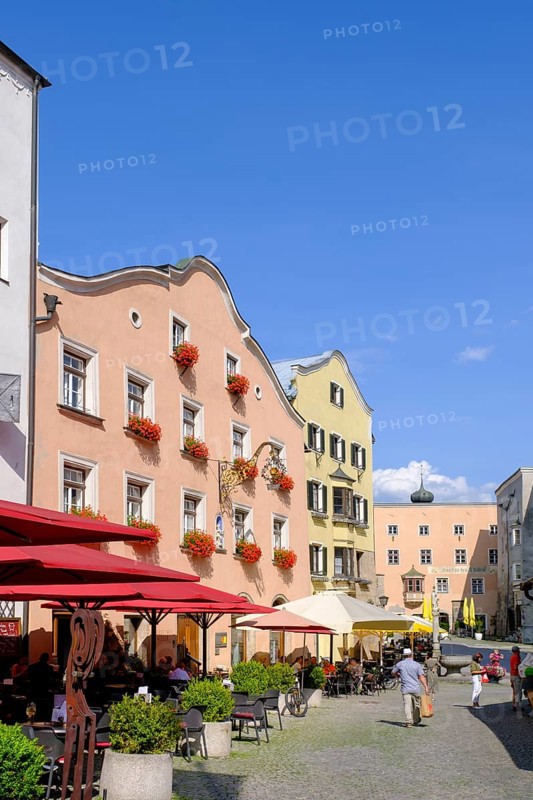 Market square with restaurants and traditional houses, Upper Town Square, Hall in Tyrol, Inntal, Tyrol, Austria, Europe