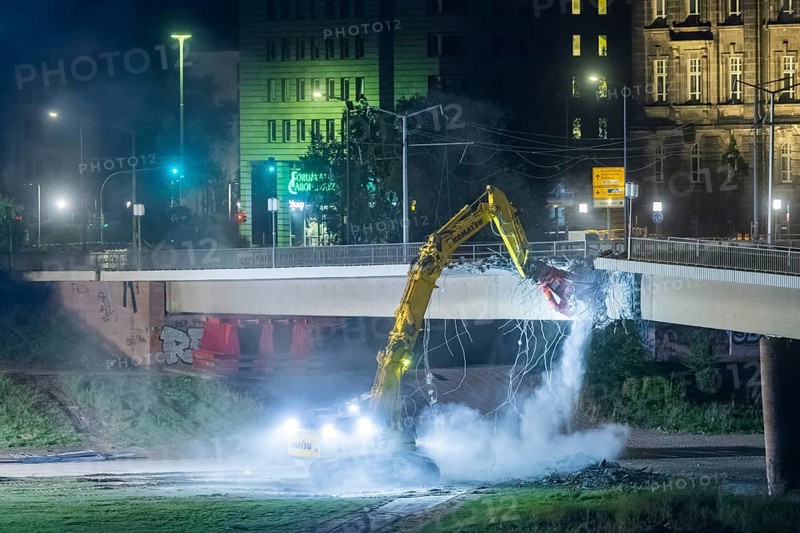In the early hours of the morning, a section of the Carola Bridge collapsed for unknown reasons. Over a length of around 100 metres, the section on which the trams normally run collapsed into the Elbe. Demolition of the collapsed section of the bridge began during the night of 13 September, and heavy equipment was used for this purpose. Demolition of the collapsed bridge sections of the Carola Bridge in Dresden, Dresden, Saxony, Germany, Europe