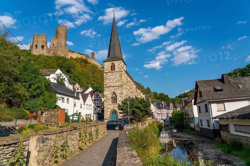 Monreal, idyllic half-timbered village in the Elz valley, ruins of the Löwenburg castle, in the district of Mayen-Koblenz, in Rhineland-Palatinate, Germany, Europe