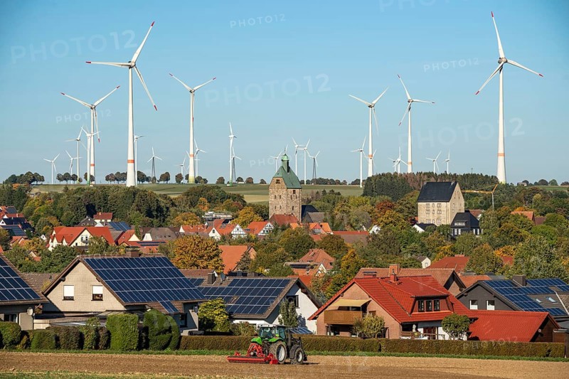Wind farm above the village of Lichtenau, self-proclaimed energy town, houses with photovoltaic systems on the roofs, Paderborn district, OWL, A North Rhine-Westphalia, Germany, Europe