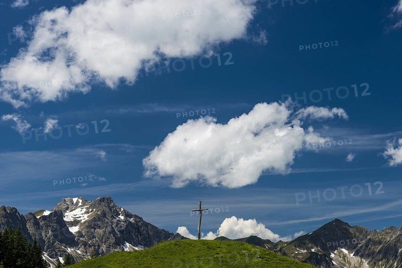 Cross at the Willersalpe, Hintersteiner Tal, behind it the mountain Großer Daumen, 2280m, Bad Hindelang, Allgäu, Bavaria, Germany, Europe
