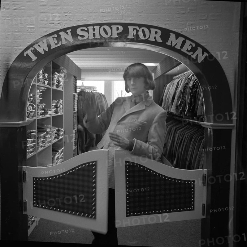 DEU, Germany, Dortmund: Personalities from politics, business and culture from the 1950s Dortmund. Musicians from the famous group The Lords performing in the Westenhellweg shopping street in 1965. Shopping in a fashion shop, Europe