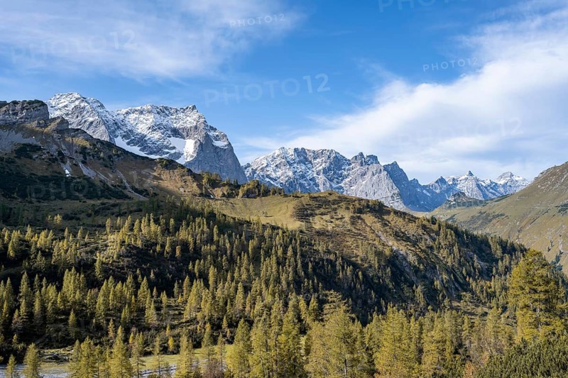 Mountain panorama with steep rocky peaks, yellow-coloured larches in autumn, view of Laliderspitze, Dreizinkenspitze and Spritzkarspitze peaks, hike to the summit of Hahnkampl, Engtal, Karwendel, Tyrol, Austria, Europe