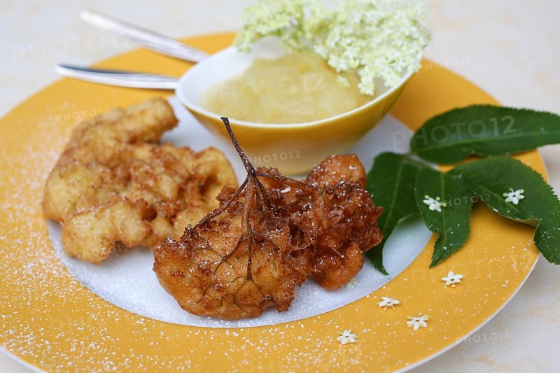 Swabian cuisine, elderberry cakes with apple sauce, Hollerkiacherl, elderflowers in pastry, dessert, dessert, fat baked, served on a plate, grandmother's kitchen, regional, home cooking, typical Swabian, classic recipe, traditional cuisine, food photography, studio, Germany, Europe