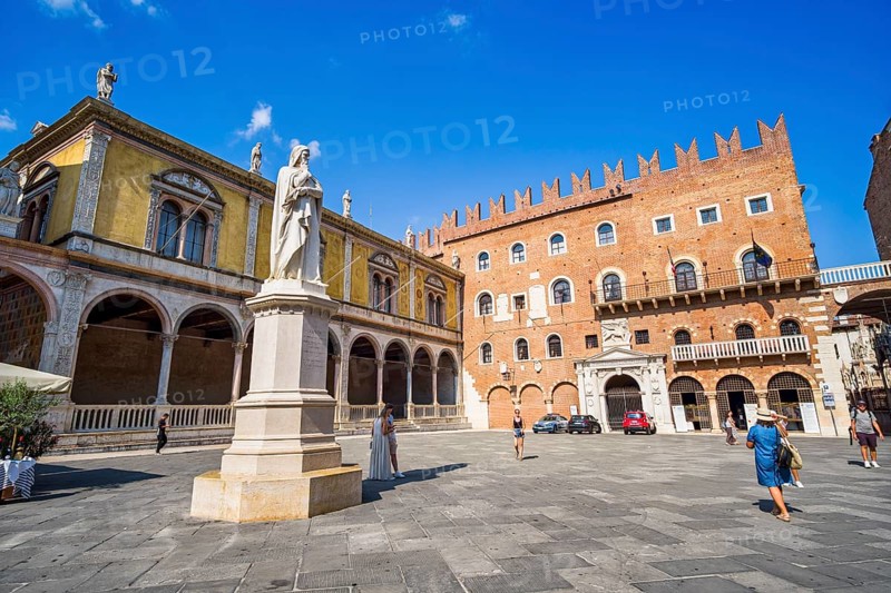 Dante monument in Piazza dei Signori, Verona, Veneto, Italy, Europe