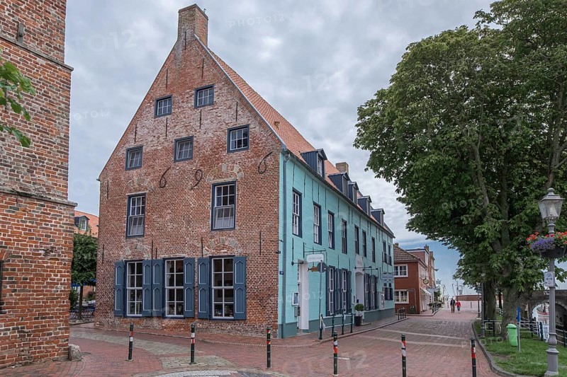 Hotel Hohes Haus am Alten Siel, seat of the rent office from 1696, Greetsiel, Krummhörn, East Frisia, Greetsiel, Krummhörn, East Frisia, Lower Saxony, Germany, Europe