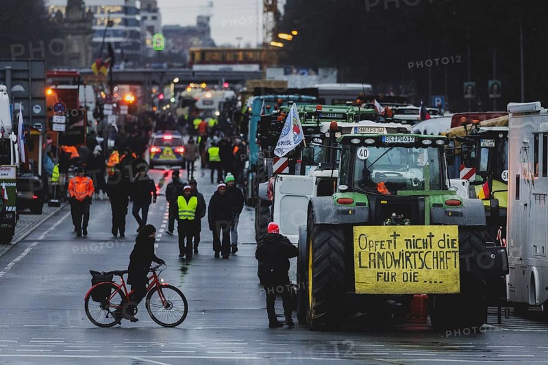 Road blockades in the centre of Berlin, taken as part of the farmers' protests in Berlin, 15.01.2024. 10, 000 participants are expected on Monday as part of the farmers' protest week. Among other things, they are protesting against the sp