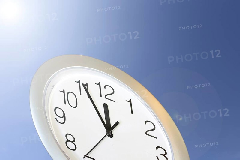 Climate change symbol: clock shows five to twelve