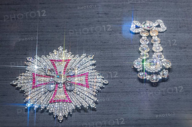 In December 2022, the Dresden public prosecutor's office, the Soko Epaulette and the LKA Saxony succeeded in recovering a significant proportion of the stolen goods taken during the burglary of the Historic Green Vault. Despite the ongoing seizure by the district court, it is now possible for the first time to exhibit the jewels in their original location and to experience the Historic Green Vault almost in its entirety. Breast Star of the Polish Order of the White Eagle, presentation of the recovered jewels from the Historic Green Vault, Dresden, Saxony, Germany, Europe