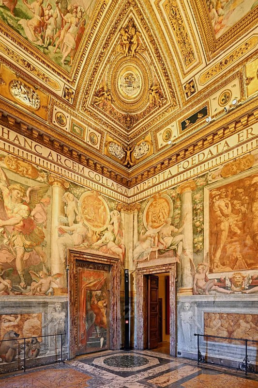 Ceiling painting and golden wall decorations in the Sala Paolina, Pope's chamber, Castel Sant Angelo, Castel Sant'Angelo, Museum, Rome, Lazio, Italy, Europe