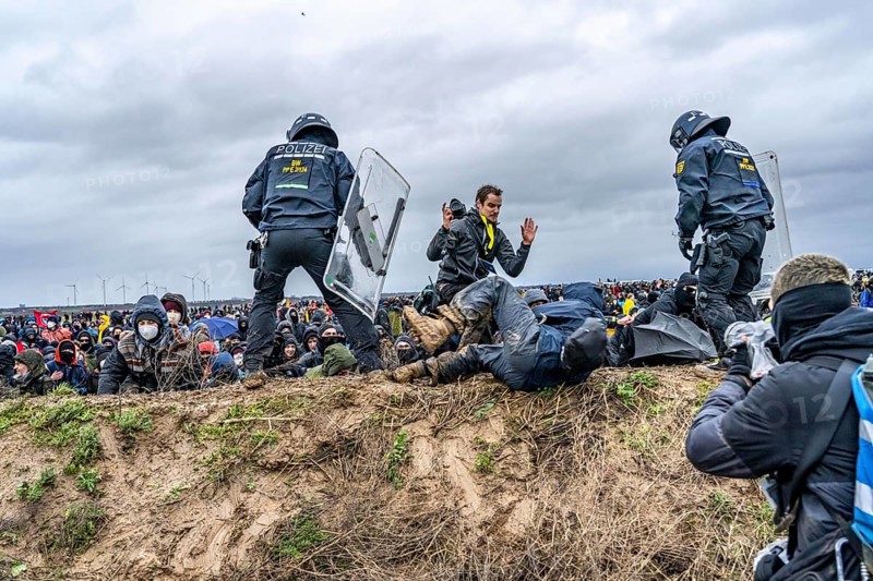 Violent clashes between thousands of demonstrators and the police, after a demonstration against the demolition of the brown coal village of Lützerath, the demonstration participants try to get to the rest of the village, Lützerah, and storm it, the police prevent this with a large contingent of forces, Erkelenz, North Rhine-Westphalia, Germany, Europe