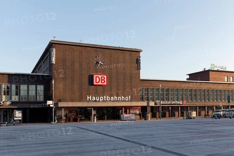 Duisburg main station, deserted forecourt due to strike by the German Train Drivers' Union, GDL, Duisburg, North Rhine-Westphalia, Germany, Europe