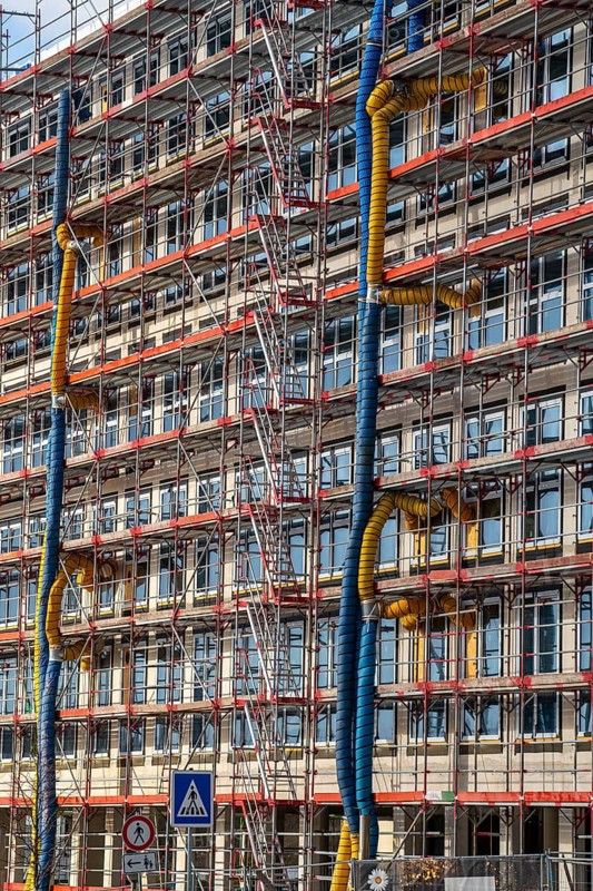 Large construction site, scaffolded shell of an office building complex, air hoses for building ventilation, heating, O-Werk Campus in Bochum, North Rhine-Westphalia, Germany, Europe